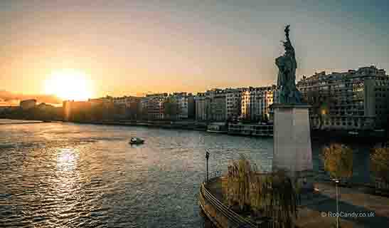 <p>Sunset infront of statue</p>