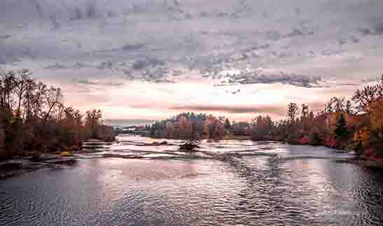 <p>Morning sky over the river</p>